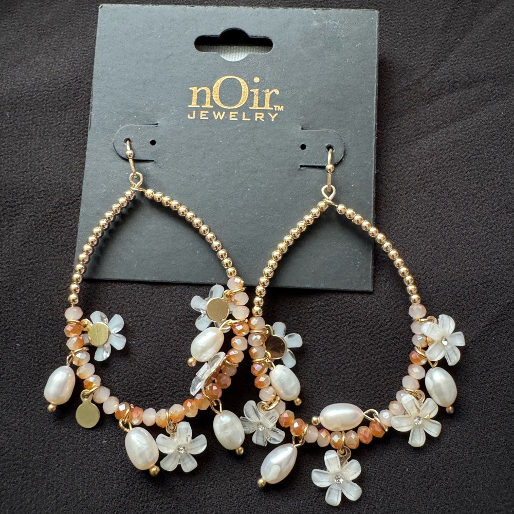 nOir Jewelry Gold and Cream Floral Earrings
